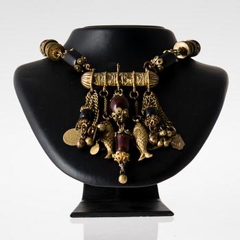 HALSSMYCKE, metall och bakelitpärlor. Egypten 1950-tal.