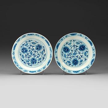 553. A pair of blue and white lotus dishes, Qing dynasty, Guangxu (1874-1908) marks and of period.