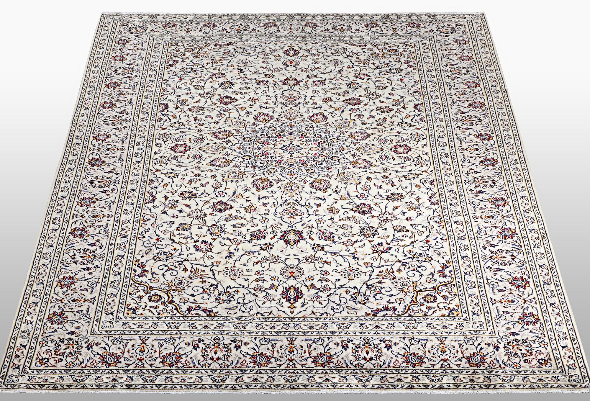 A carpet, Kashan, ca 312 x 200 cm.