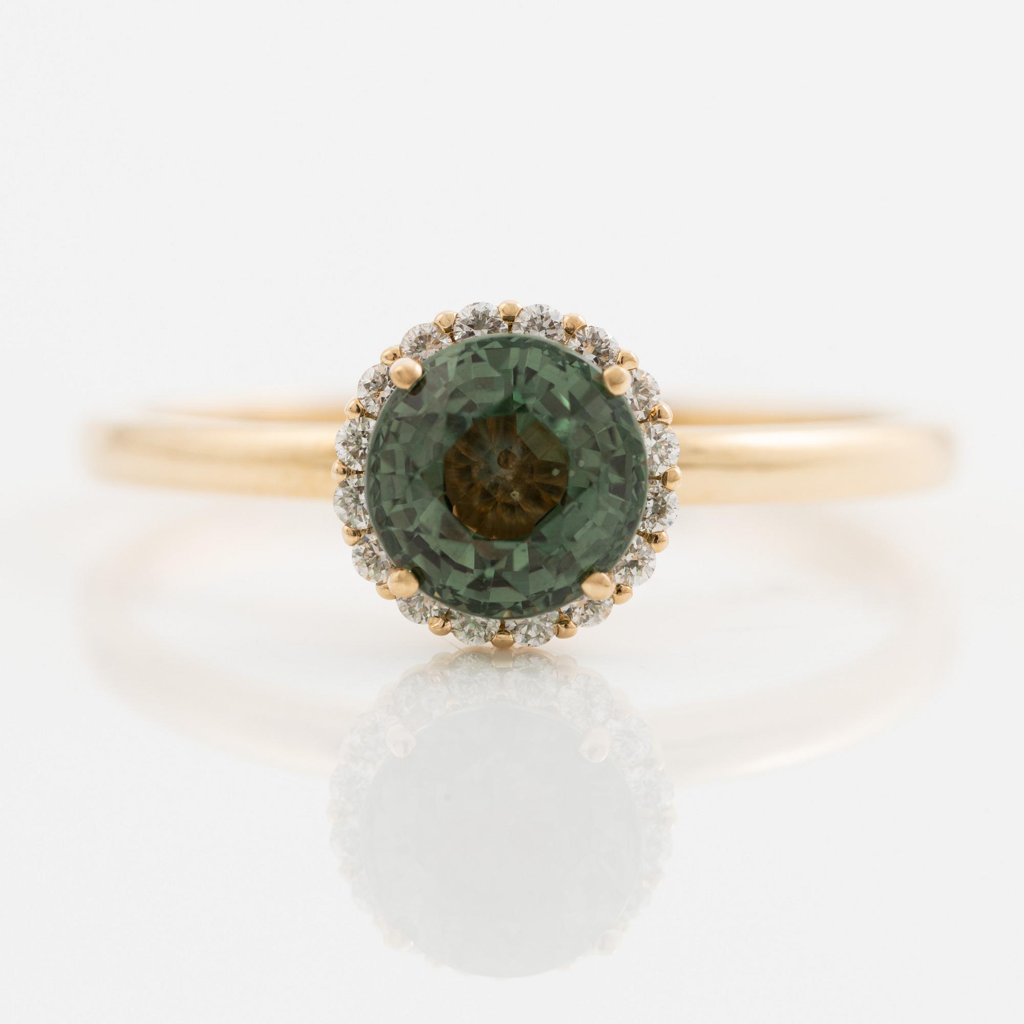 Ring in 14K gold with a green sapphire and brilliant-cut diamonds.