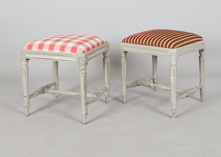 TABURETTER, 1 par, gustaviansk stil, 1900-talets andra hälft.