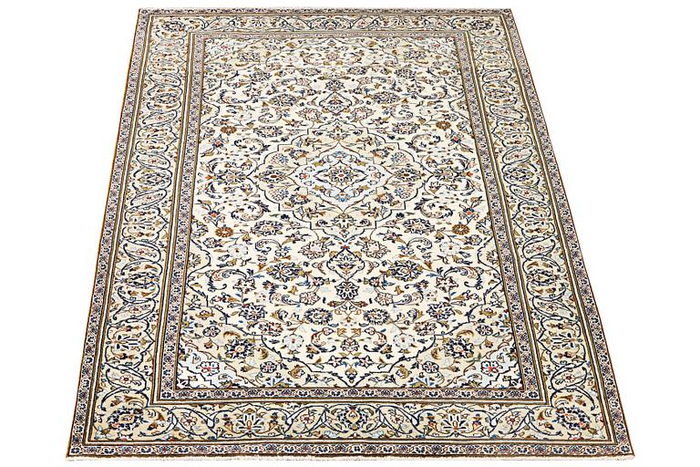 A Kashan carpet, a. 254 x 145 cm.