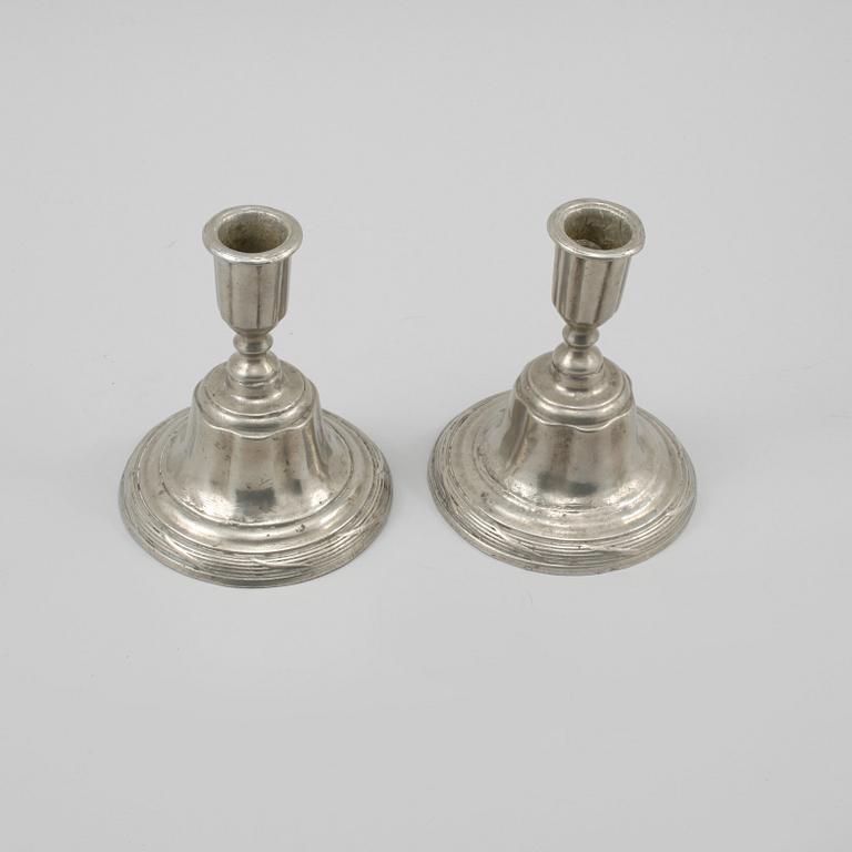 LJUSSTAKAR, ett par, tenn, Johan Erik Schult, Uppsala, verksam 1775-1820.