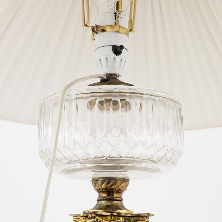 Bordsfotogenlampa, kolonnformad, marmor, 1900-tal.