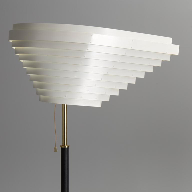 ALVAR AALTO, golvlampa, "Änglavinge", modell A 805, Artek, Finland.