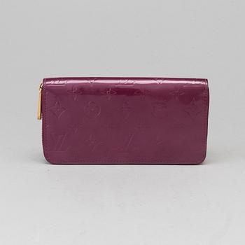 A Louis Vuitton "Zippy" wallet.