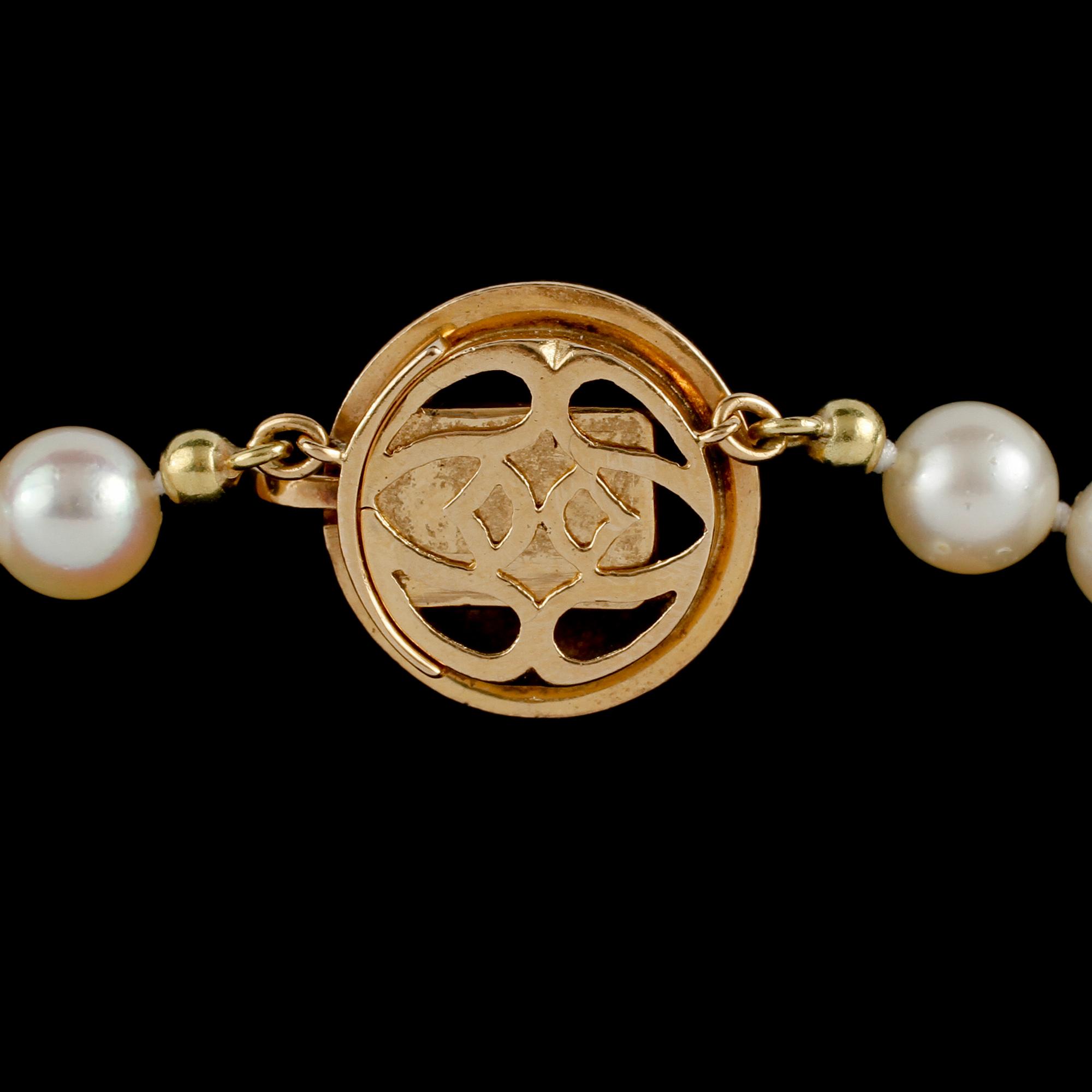 COLLIER, odlade pärlor med lås i 18k guld, 1900-talets andra hälft.