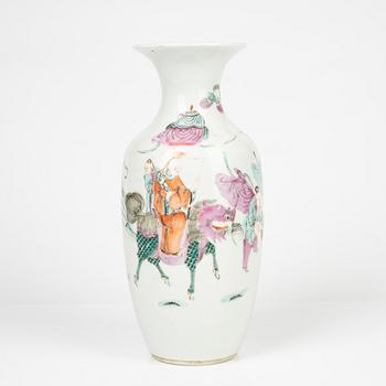 A Chinese porcelain vase, 19th century.