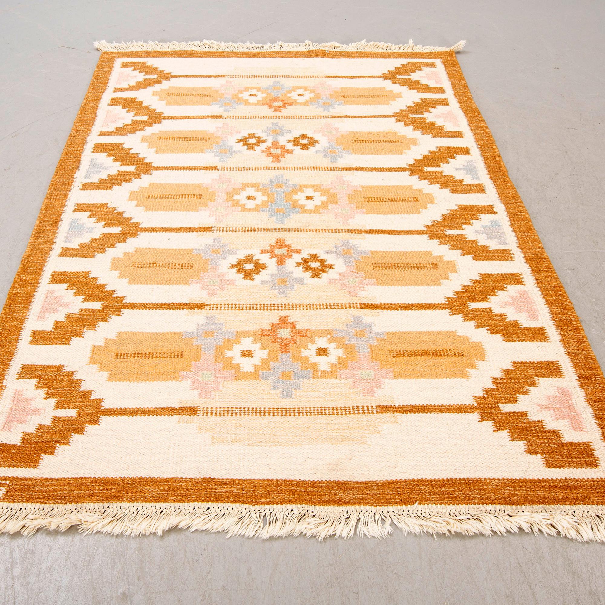 A flat weave carpet signed ILS, Alestalon Mattokutomo, Kauhava, Finland. ca 197x139 cm.