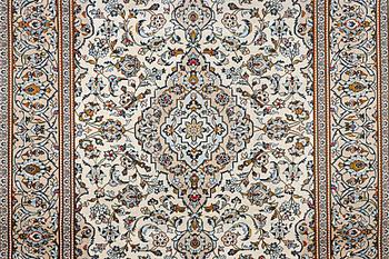 A Kashan carpet, c. 355 x 238 cm.
