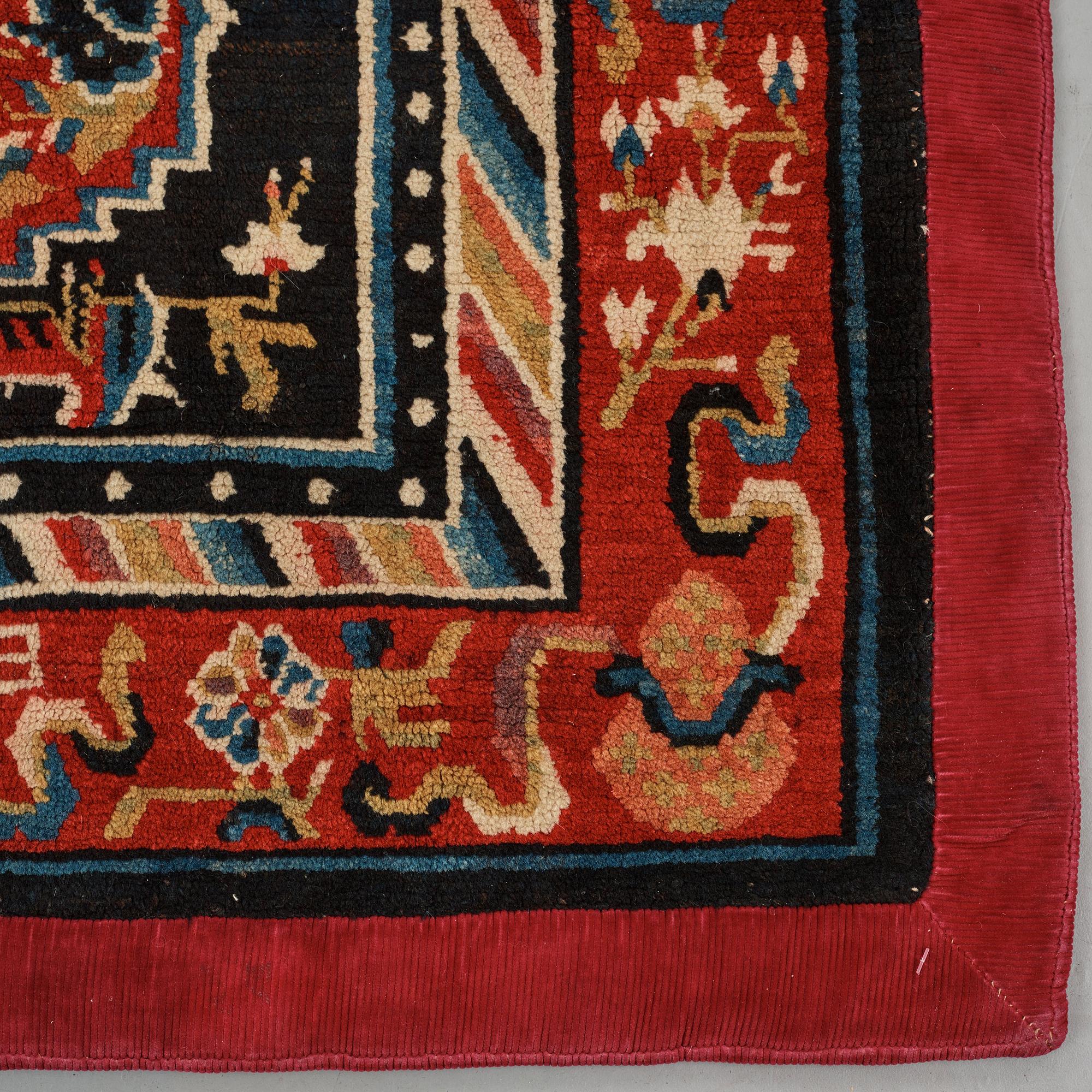 MEDITATIONSMATTA, semiantik Tibetansk, ca 63,5-64,5 x 68,5-70 cm (samt sidorna med 5 cm tygskoning).