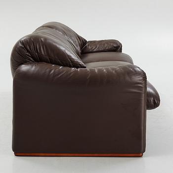 A Vico Magistretti leather sofa, "Maralunga" Cassina, Italy 20th century latter part.