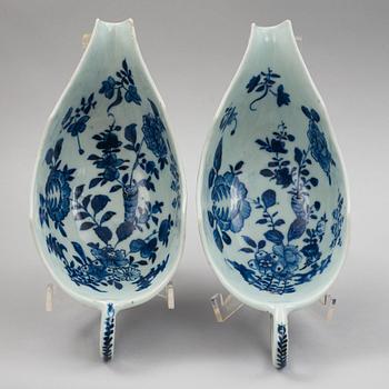 A blue and white dinner service, Qing dynasty, Qianlong (1736-95). (62 pieces).