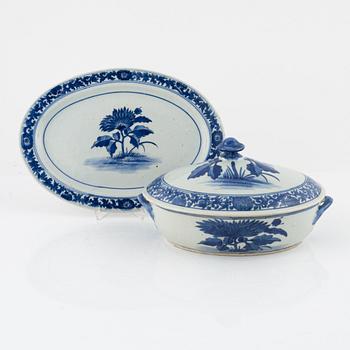 A Chinese blue and white tureen, early 20th Century.