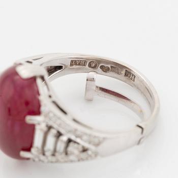 Ring 18K vitguld med en cabochonslipad rubin samt runda briljant-, åttkant- och baguetteslipade diamanter.