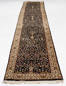 Gallerimatta, orientalisk, ca 517 x 76 cm.