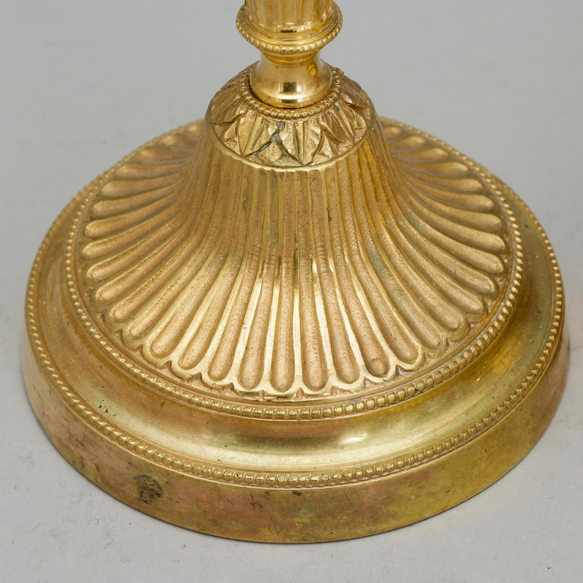 LJUSSTAKAR, ett par, förgylld brons. Frankrike 1800-tal. Louis XVI-stil.