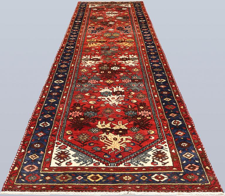 A Hamadan runner, c. 412 x 108 cm.