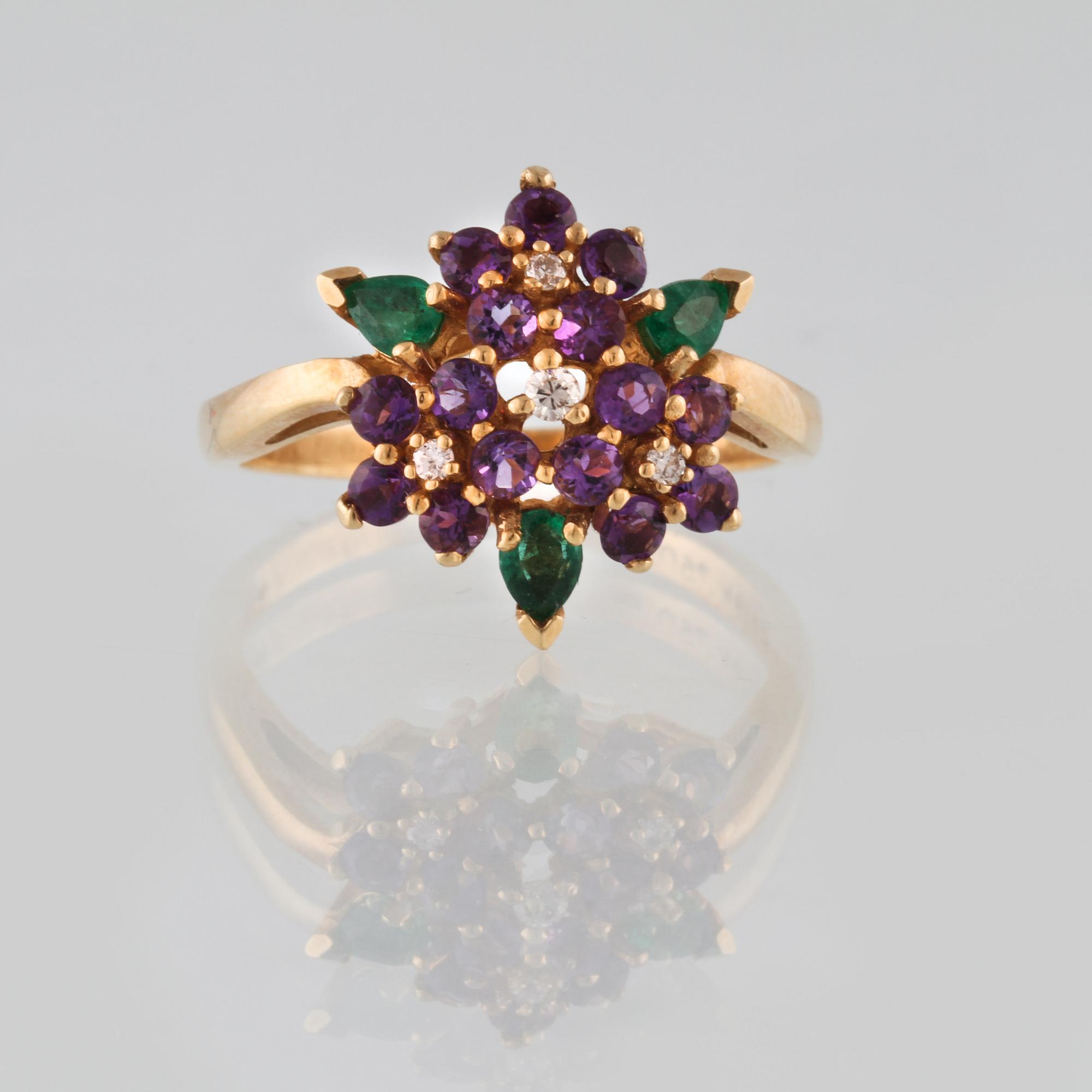 RING, 18K guld med fasettslipade ametister, 3 smaragder samt 4 briljantslipade diamanter, utländska stämplar. Vikt 6,0 g.