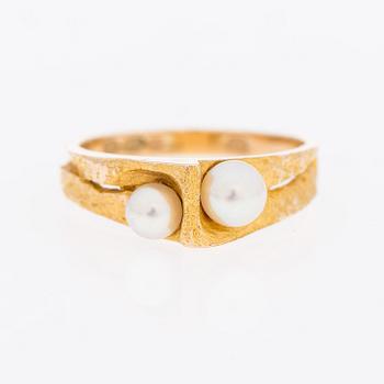 RING, 14K guld, odlade pärlor. "Viskning", Lapponia 1967.