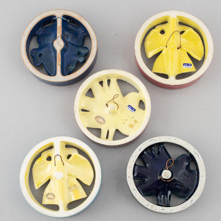 Lisa Larson, väggreliefer, 5 st, stengods, bl.a. ur serien "Rundel", Gustavsberg.