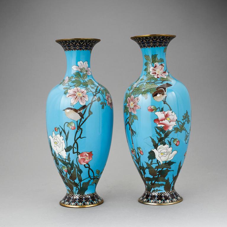 VASER, ett par, cloisonné, Japan, 1800/1900-tal.