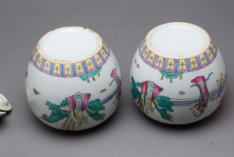 LOCKBOJANER, ett par, porslin, Kina, 1900-talets andra hälft.