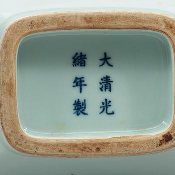 VAS, porslin. Qingdynastin med Guangxus sex karaktärers märke och period, (1874-1908).