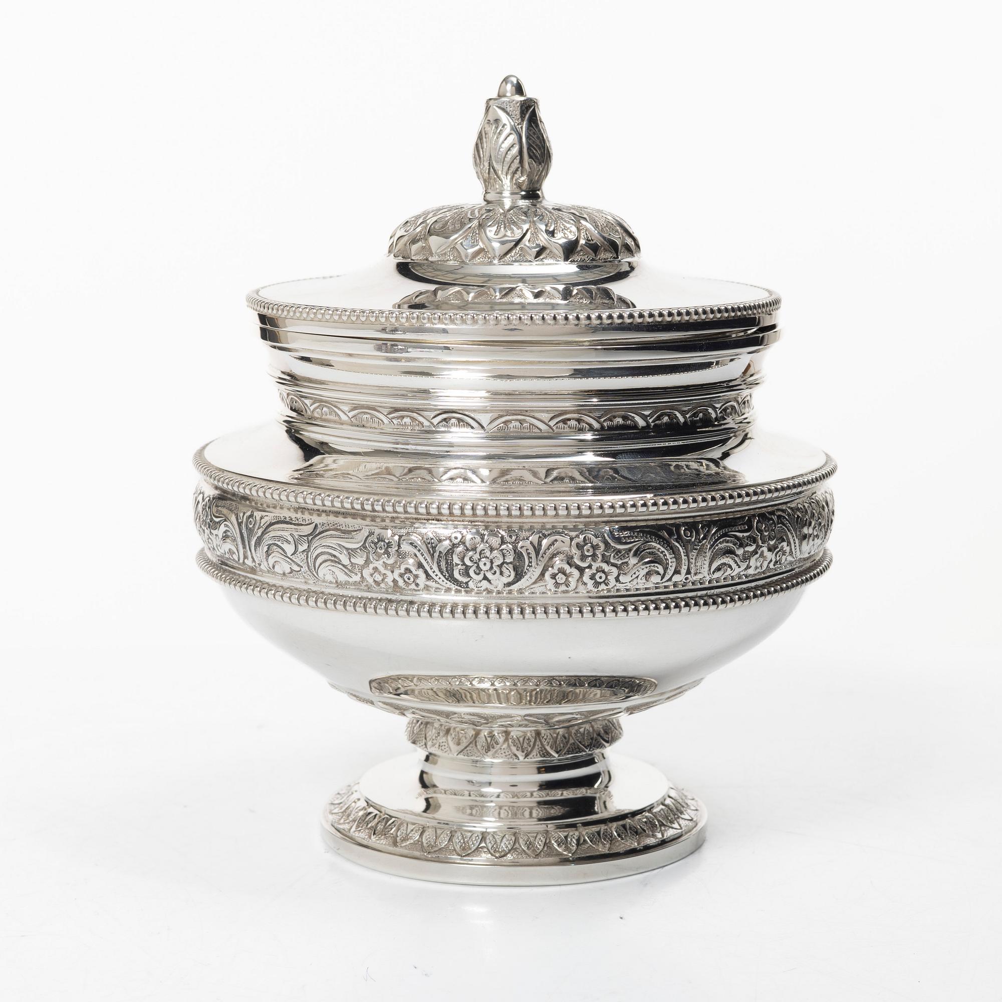 Bonbonjär, silver, empirestil, svensk importstämpel, 1900-tal.