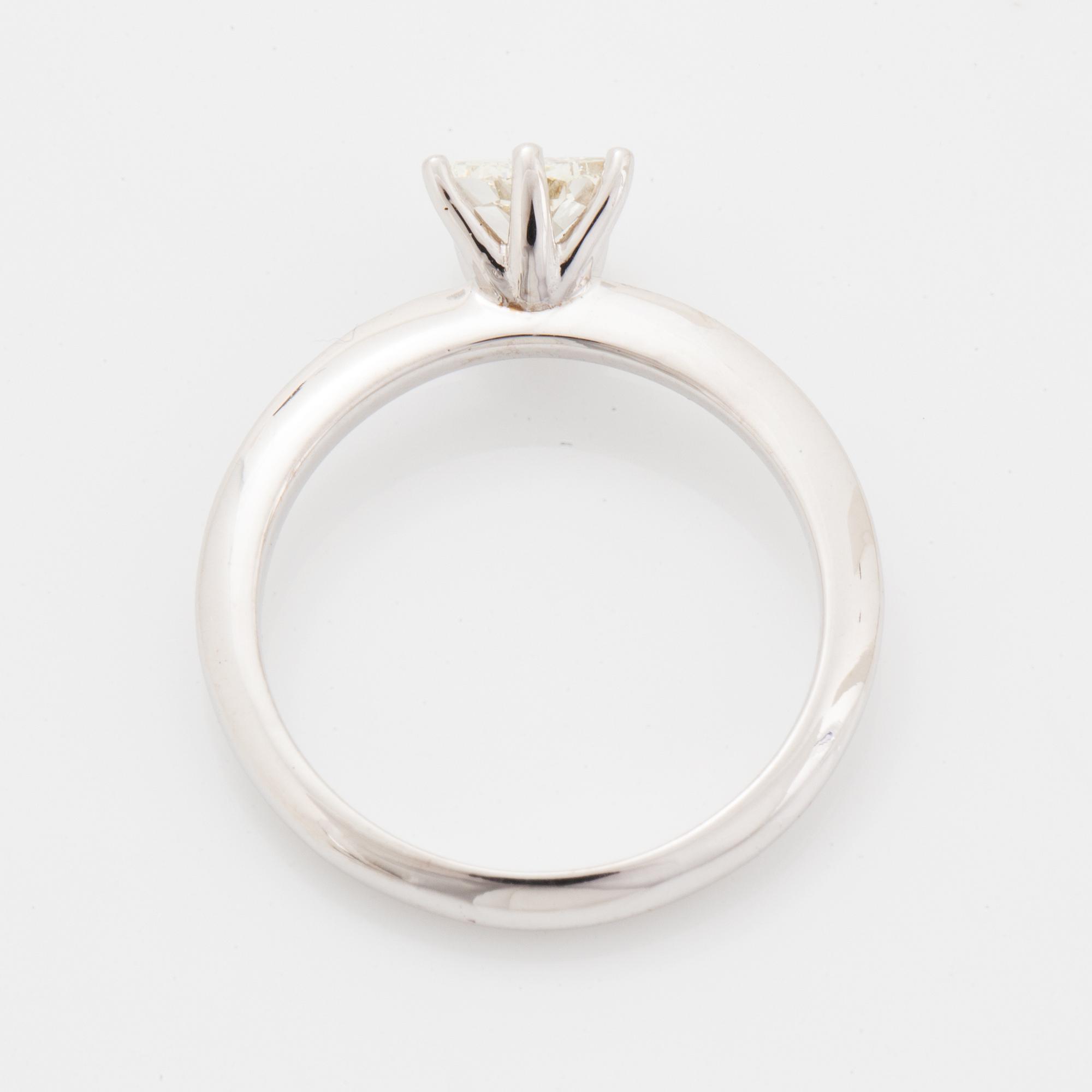 Trillion-cut diamond ring 0,50 ct.