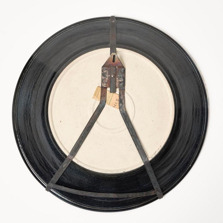 Birger Kaipiainen, a large decorative stoneware dish, Arabia, Finland, probably 1970s.