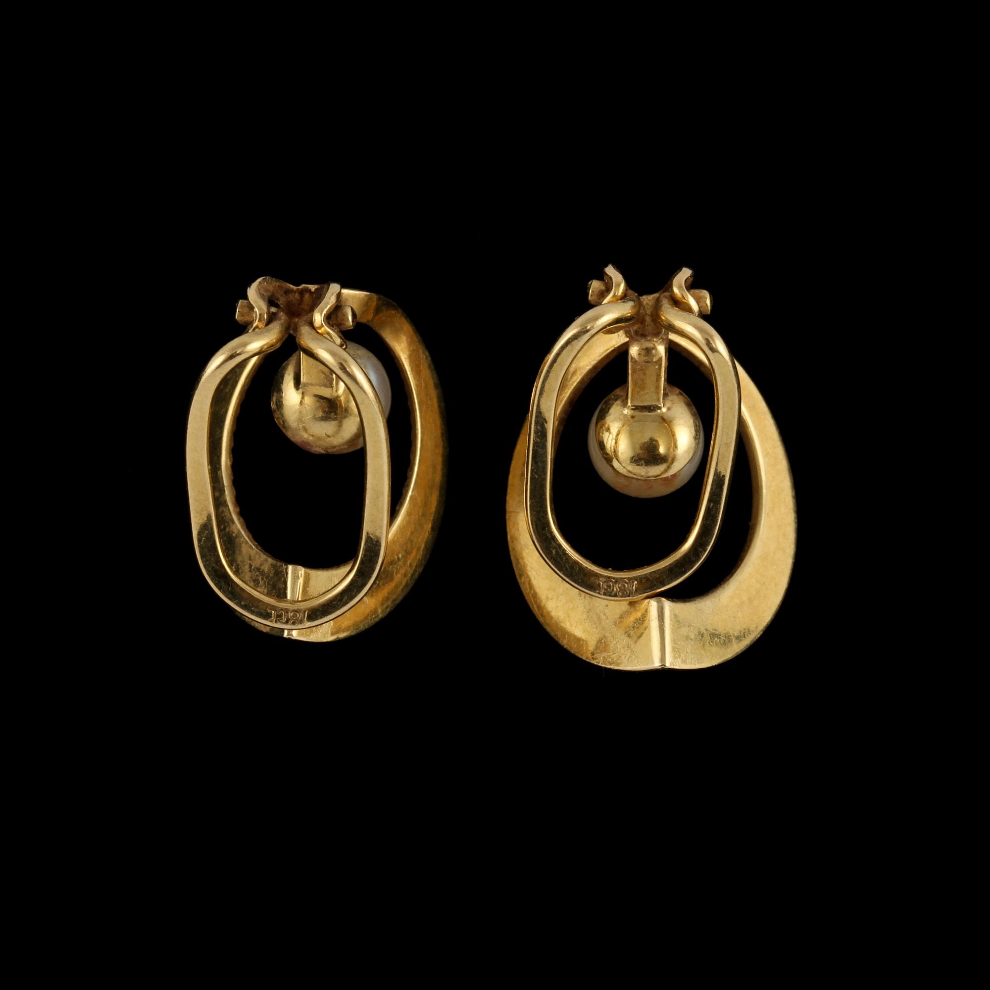 ÖRHÄNGEN, 18k guld med odlade pärlor, omkring 1900-talets mitt. Vikt 5 g.