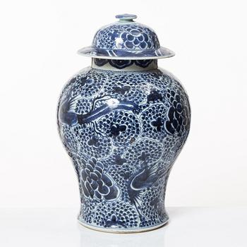 Urna med lock, porslin. Qingdynastin, 1700-tal.