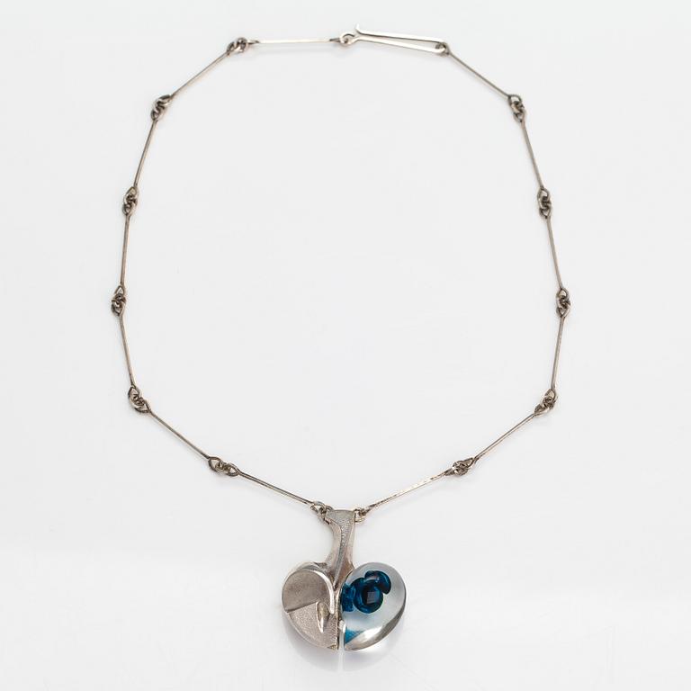 Björn Weckström, Halsband "Rymdäpple", sterlingsilver och akryl. Lapponia 1977.