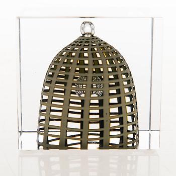 OIVA TOIKKA, AN ANNUAL CUBE, glass, signed Oiva Toikka Nuutajärvi 2002, numbered 98/2000.