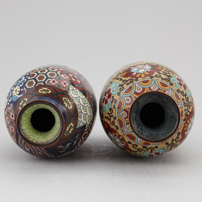 Two Japanese cloisonné vases, 20th century.