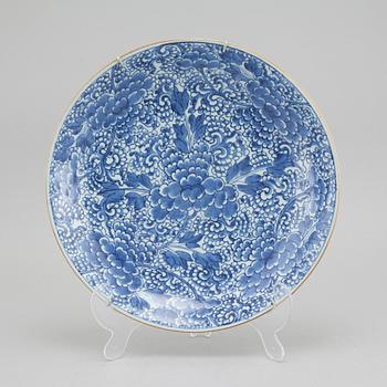 Serving dish and vase from China, Qing dynasty, 18th century.