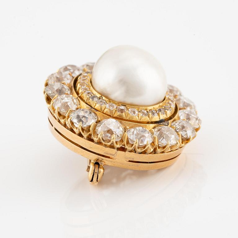 A brooch in 14K gold with a pearl and old-cut diamonds, Russia 1899-1908.
