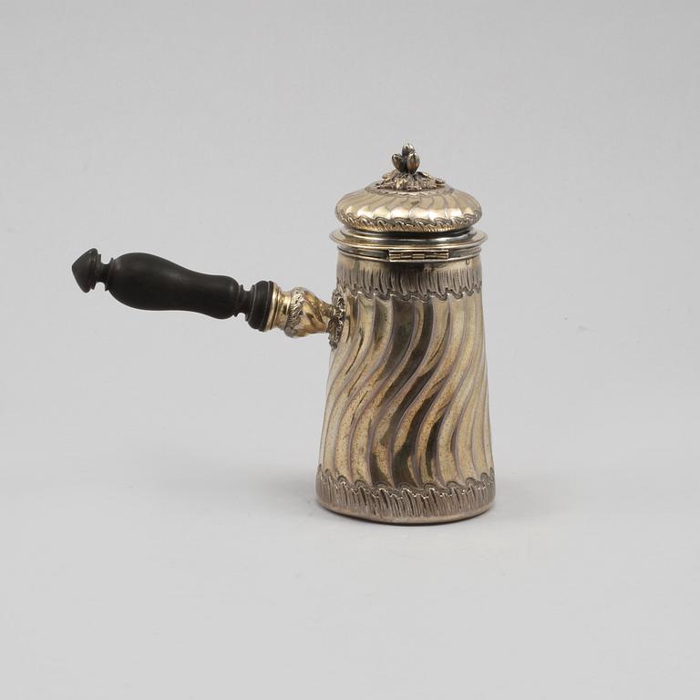 CHOKLADKANNA samt LOCKDOSA, silver, delvis Boin-Taburet, Paris, rokokostil, omkring sekelskiftet 1900, vikt 268 gram.