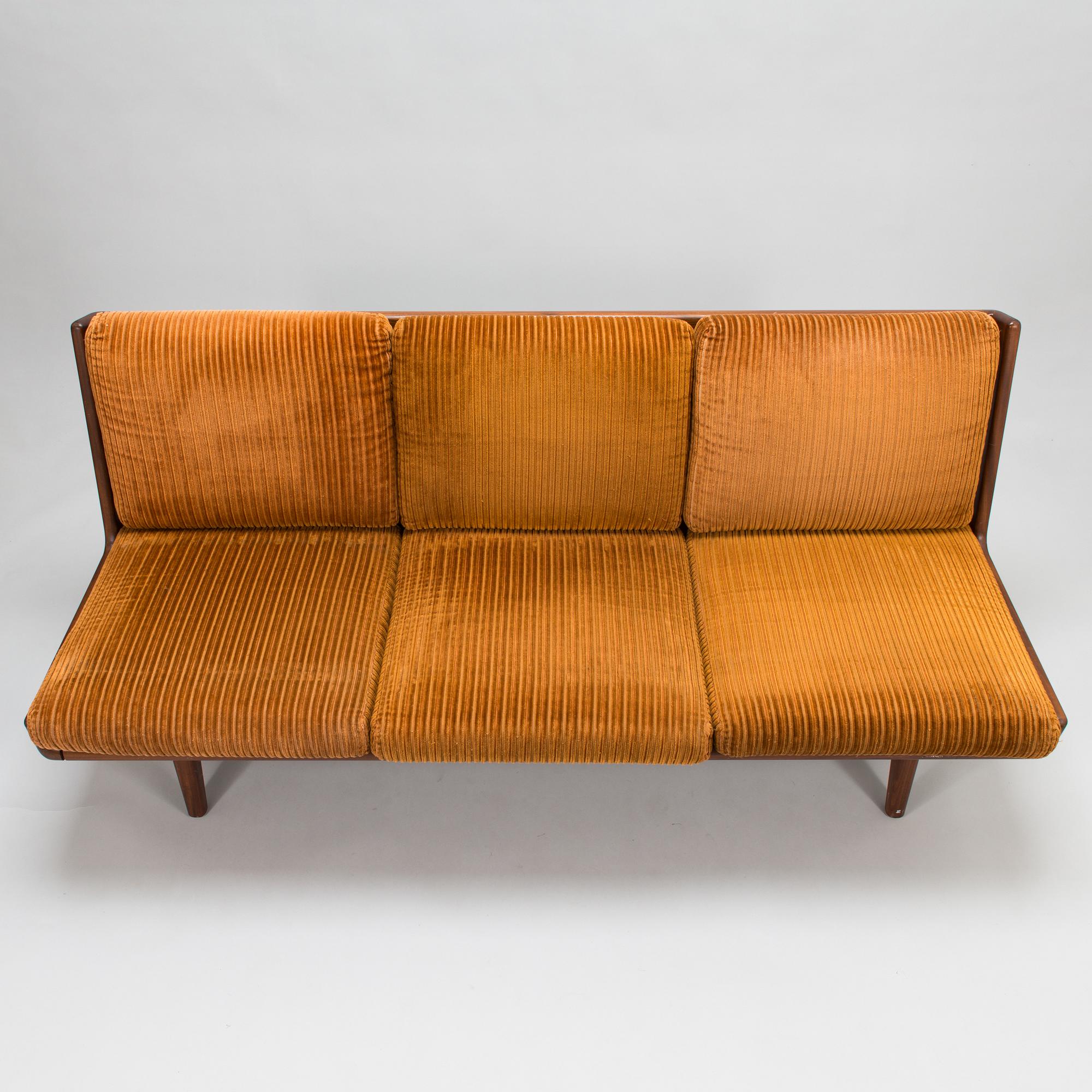 Carl Gustaf Hiort af Ornäs, a mid-20th century 'Studio' sofa for  Hiort Tuote Puunveisto Oy - Träsnideri Ab.