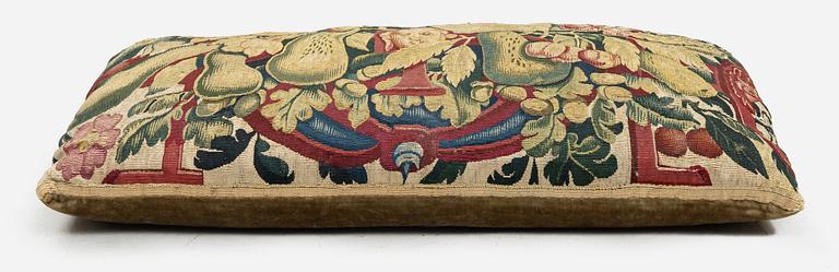 Fragment av vävd tapet, gobelängteknik, ca 57 x 36 cm, tillskriven Frans Geubels ateljé sent 1500-tal.