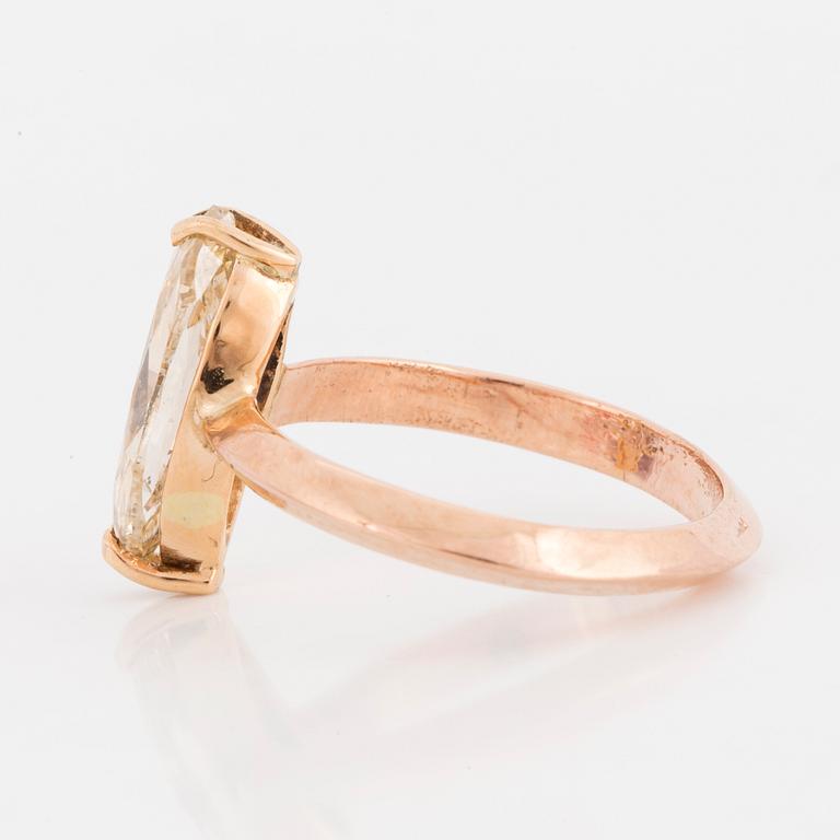 RING, 18K pink gold with a marquise cut diamond in champagne colour, si2, weighing 2.52 cts.