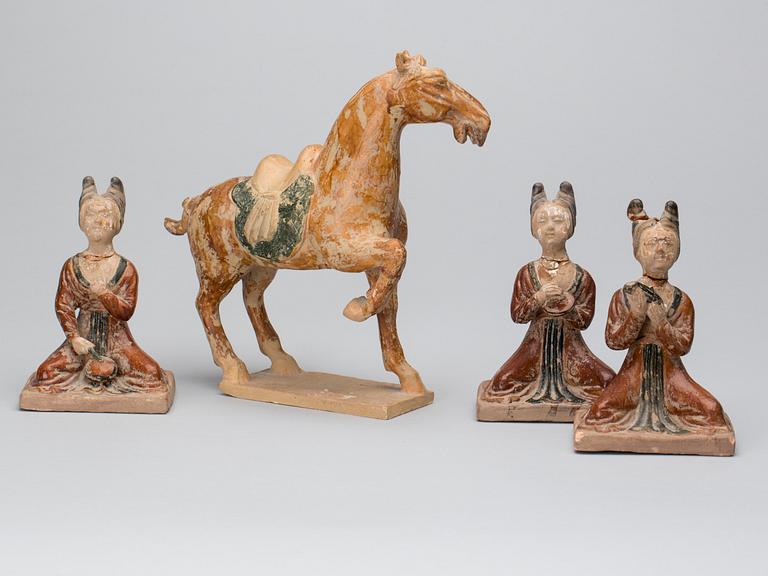 FIGURINER, 3+1, lergods, Kina, Tang-stil, 1900-tal.