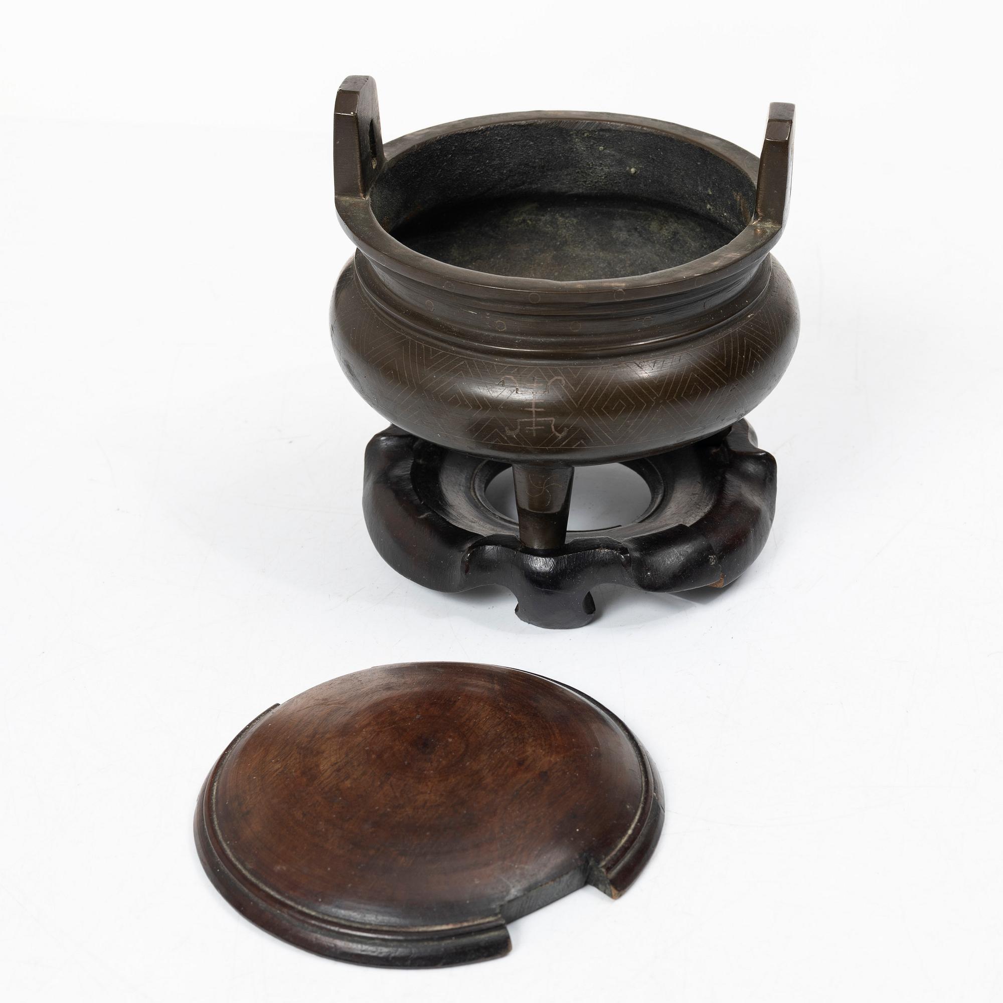 A tripod, Japan, early 20th century.