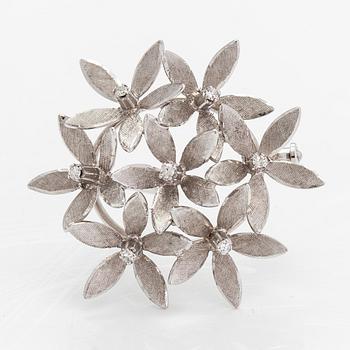 An 18K white gold brooch with diamonds ca. 0.10 ct in total. Unoarre, Italy.