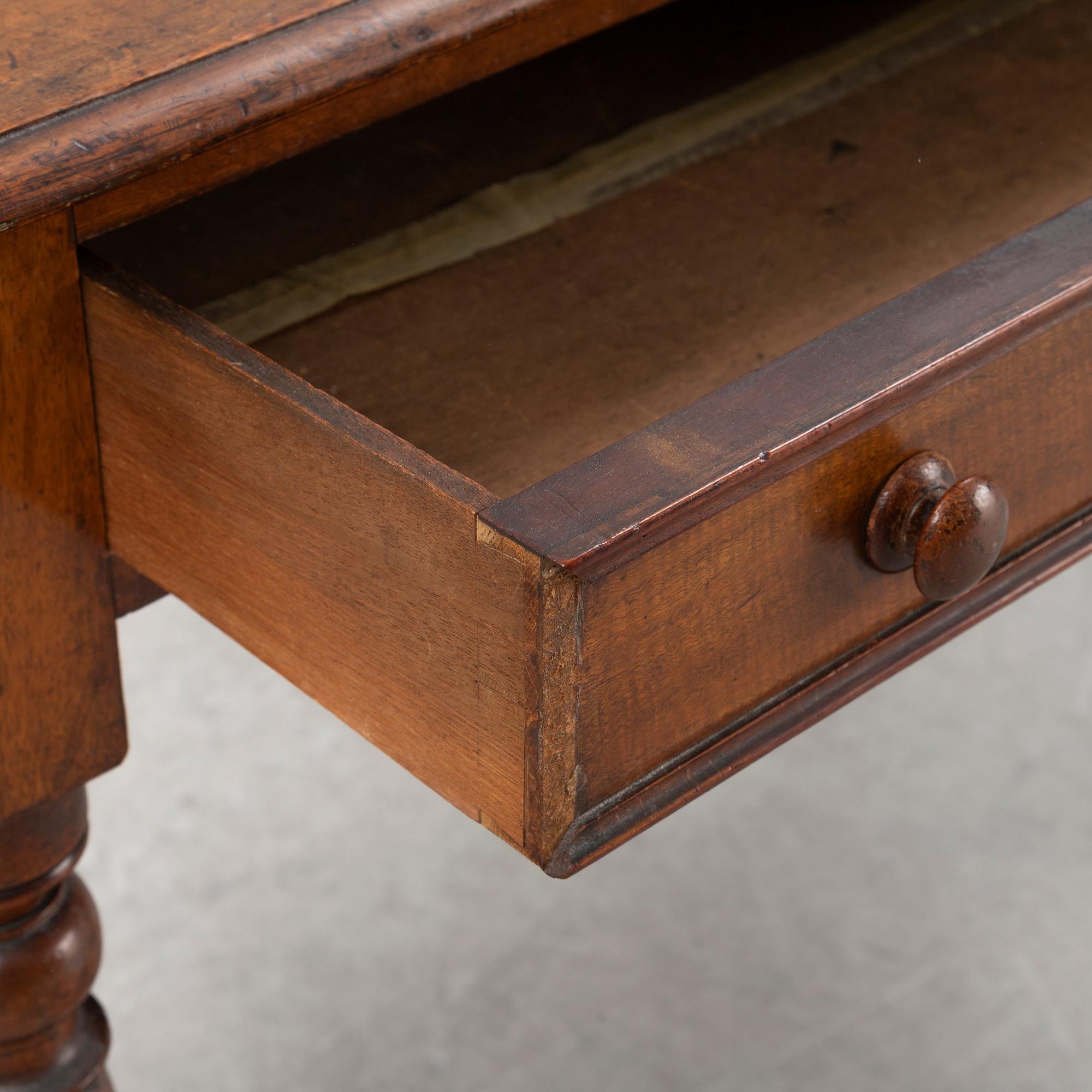 Skrivbord med karmstol, 1800-tal.