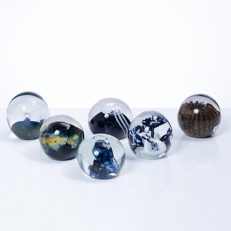 Six glass paper weights, including Robert Eickholt, USA, 1985, & klas-Göran Tinbäck, Sweden.