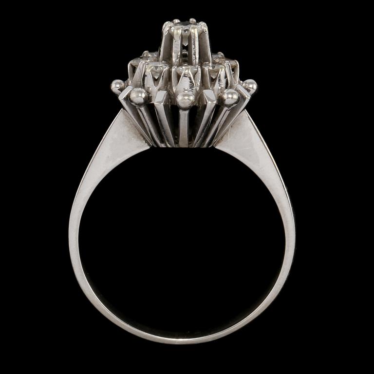 RING, 18k vitguld med 2 briljantslipade och 7 åttkantslipade diamanter, 1900-talets tredje kvartal. Vikt 5 g.