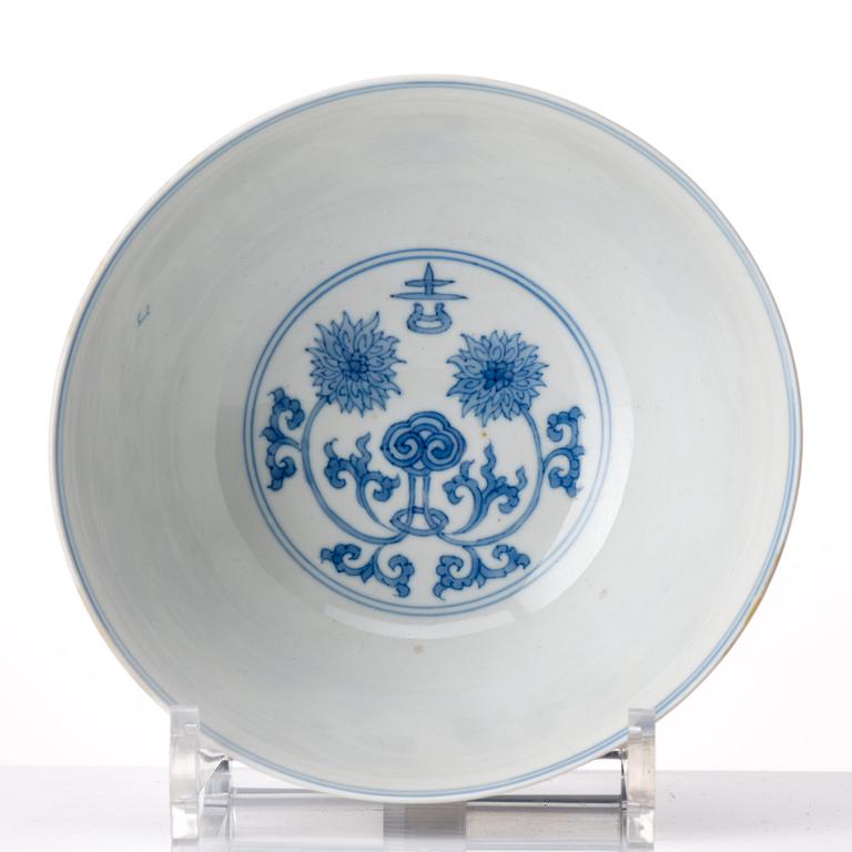 A blue and white lotus bowl, Qing dynasty, Kangxi (1662-1722).