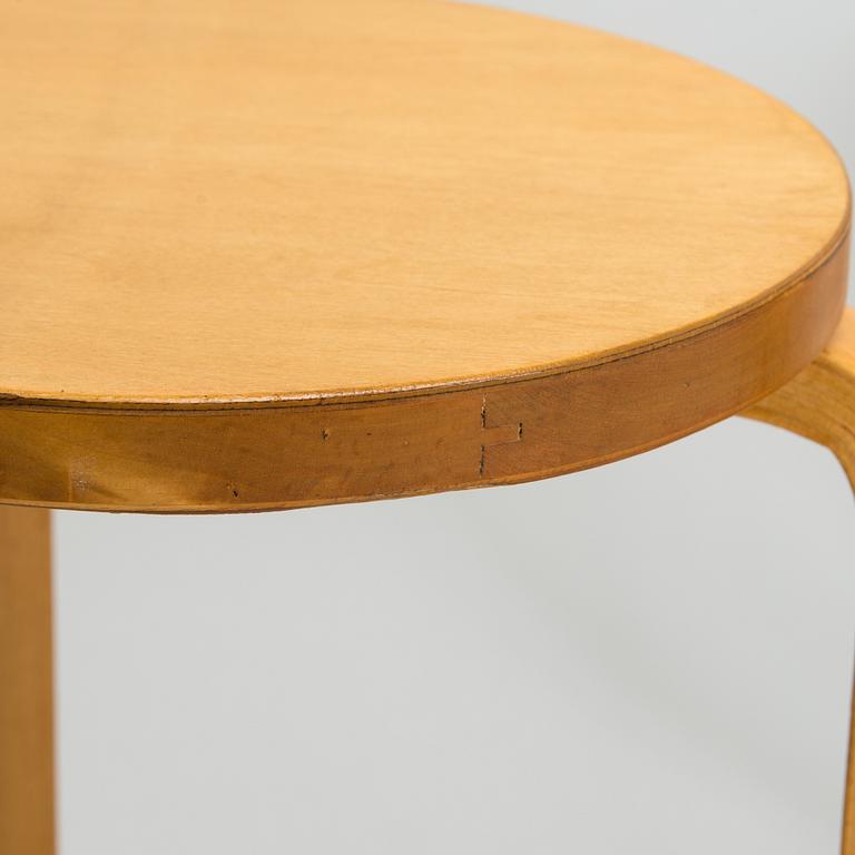 Alvar Aalto, jakkaroita, 4 kpl malli 60, O.Y. Huonekalu- ja Rakennustyötehdas A.B. 1900-luvun puoliväli.